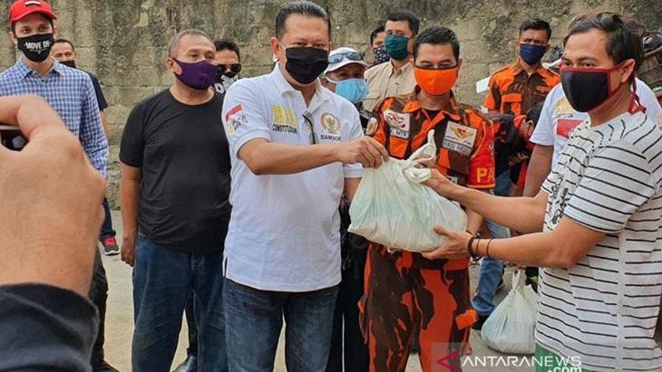 Arsip-Ketua MPR RI Bambang Soesatyo (Bamsoet) menyerahkan bantuan paket sembako kepada warga di Jakarta Utara, Selasa (21/4/2020). ANTARA/HO/Dok-Humas MPR/am.