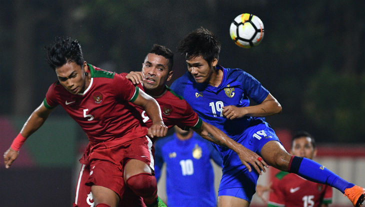 Pemain Timnas Indonesia U-23 Alberto Goncalves Da Silva dan Bagas Adi Nugroho berebut bola dengan pemain Timnas Thailand U-23 Poramet Arjvilai dalam pertandingan uji coba di Stadion PTIK, Jakarta, Kam