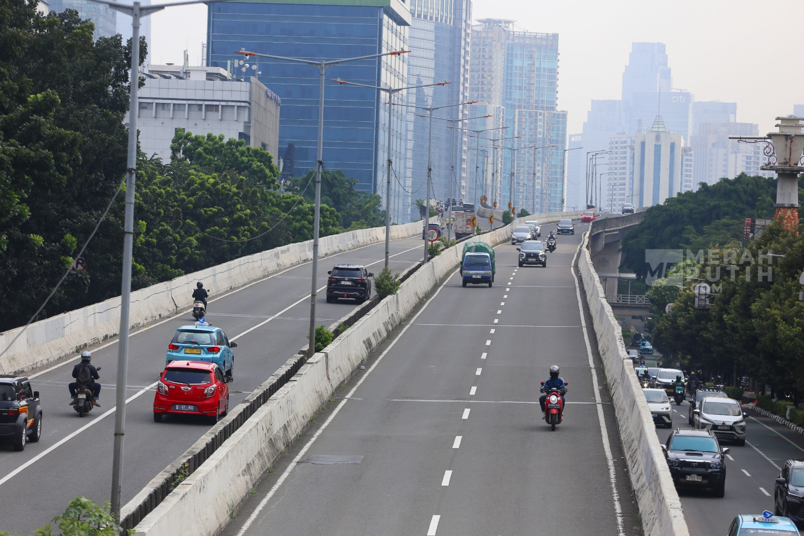 Sejumlah kendaraan sepeda motor menerobos Jalan Layang Non Tol (JLNT) Casablanca yang menghubungkan kawasan Kampung Melayu (Jakarta Timur) dengan Tanah Abang (Jakarta Pusat) di Jl. Raya Casablanca, Jakarta, Jum'at (15/5/2026).