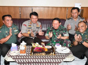  HUT ke-74 TNI, Polresta Surakarta Serbu Makodim Berikan Nasi Tumpeng dan Kue