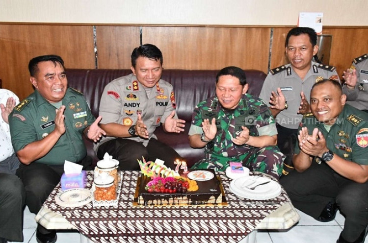  HUT ke-74 TNI, Polresta Surakarta Serbu Makodim Berikan Nasi Tumpeng dan Kue