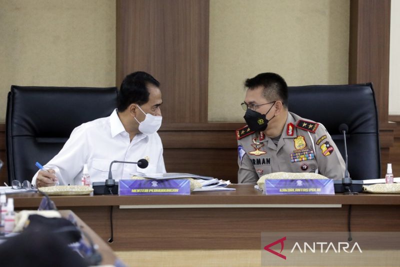 Kepala Korps Lalu Lintas (Kakorlantas) Polri Irjen Pol Firman Shantyabudi (kanan) berbincang dengan Menteri Perhuhungan Budi Karya (kiri) di Gedung NTMC Korlantas Polri, Jakarta, Minggu (10/4/2022). (ANTARA/HO-Humas Korlantas Polri)