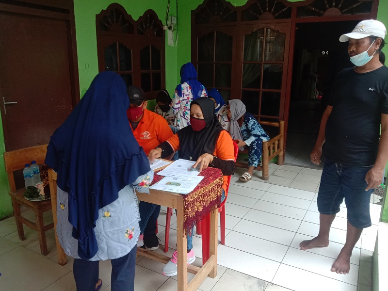 Penyaluran bansos tunai. (Foto: Antara)