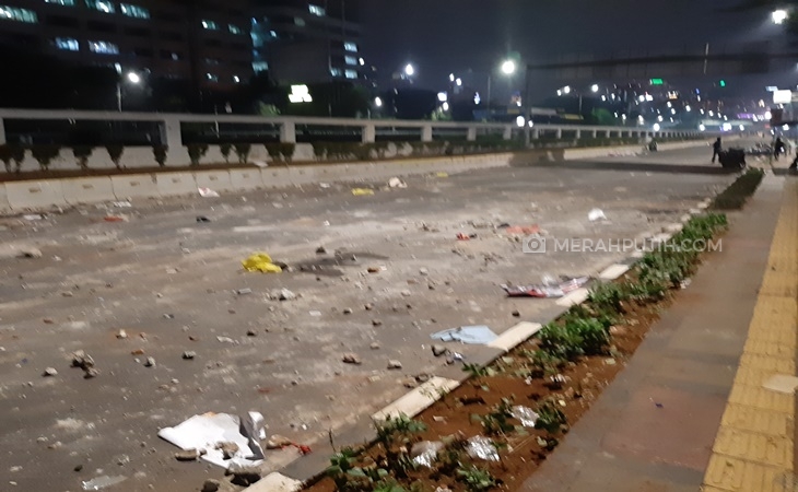  Kerusuhan Berakhir, Sisa Batu dan Motor Rusak Berserakan di Jalanan