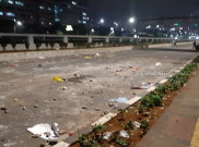  Kerusuhan Berakhir, Sisa Batu dan Motor Rusak Berserakan di Jalanan