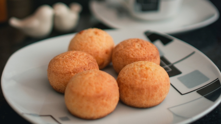 Bola roti kecil yang kenyal ini berasal dari Brasil. (Foto: Unsplash/rodolfo allen)