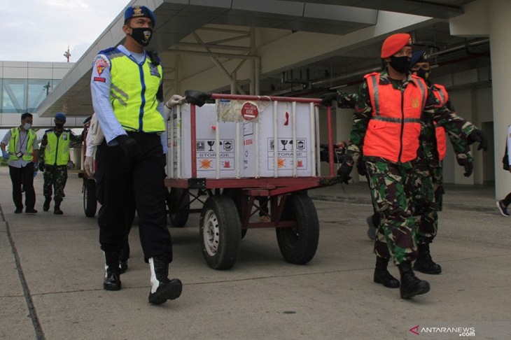 Personel TNI AU Lanud El Tari Kupang mengawal tujuh koli vaksin COVID-19 yang tiba di Bandara El Tari Kupang, Kota Kupang, NTT, Selasa (5/1/2021). ANTARA FOTO/Kornelis Kaha (Antara Foto/Kornelis Kaha)