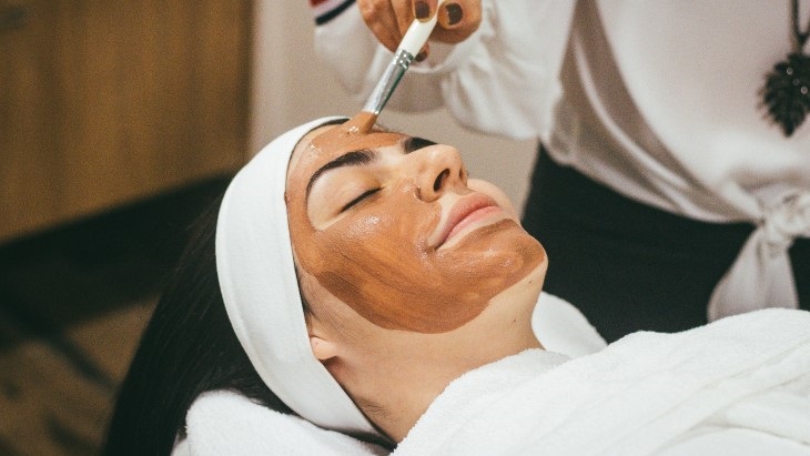 Tips Memilih Skincare Vegan Bagi Perempuan Berkulit Sensitif