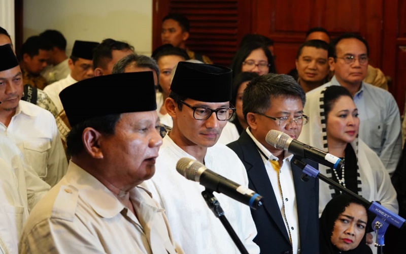 Prabowo memberikan keterangan pers kepada awak media