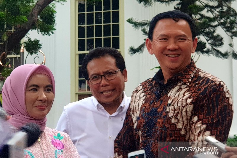 Komisaris Utama Pertamina, Basuki Tjahaja Purnama (kanan), Direktur Utama PT Pertamina (Persero) Nicke Widyawati (kiri), dan Juru Bicara Presiden Fadjroel Rachman (tengah) usai menemui Presiden Joko W