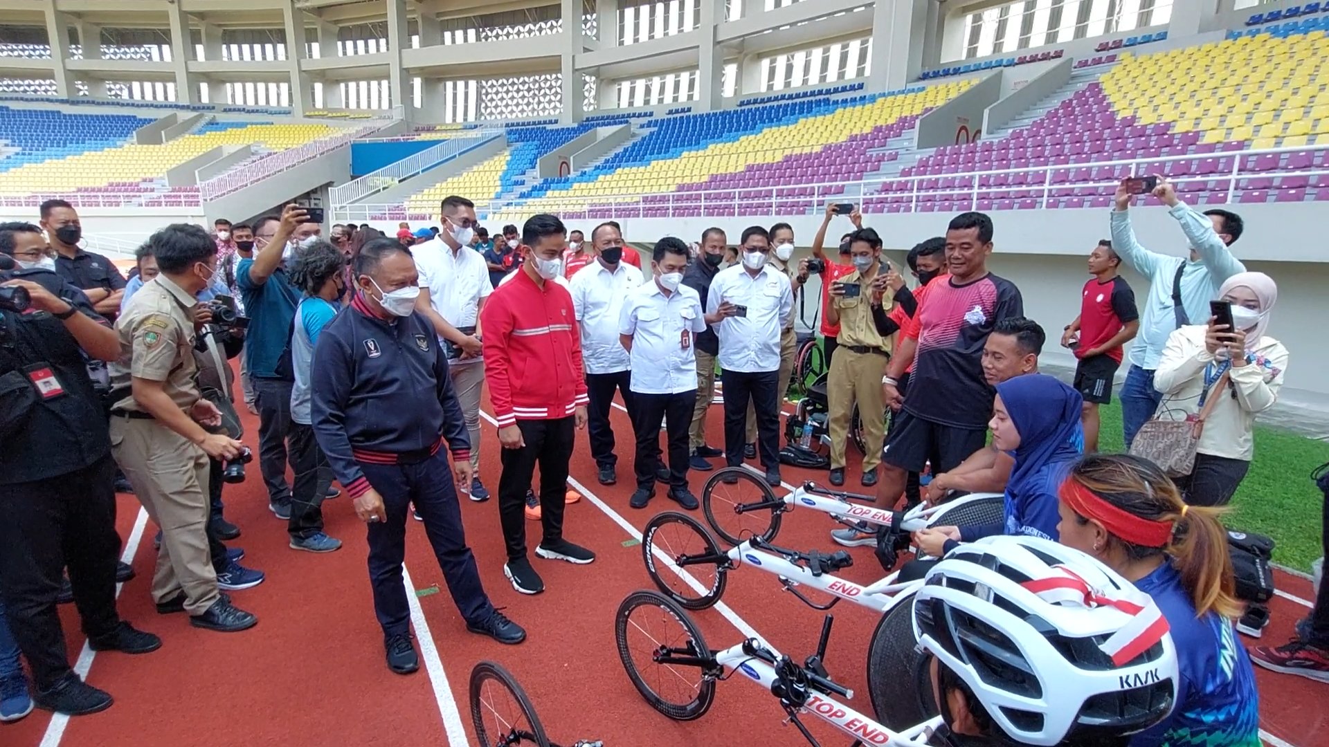 Menteri Pemuda dan Olahraga (Menpora), Zainudin Amali memberikan motivasi pada atlet para Atletik APG di Stadion Manahan Solo, Senin (18/7). (MP/Ismail)