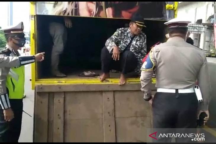 Direktorat Lalu Lintas (Ditlantas) Polda Metro Jaya kembali pergoki sebuah truk yang berupaya menyelundupkan pemudik keluar Jabodetabek. ANTARA/Polda Metro Jaya