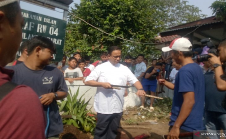 Anies Baswedan menyembelih sendiri hewan kurbannya