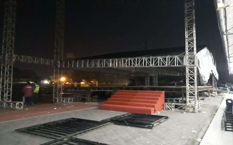 Panggung Kampanye Jokowi di Stadion Sriwedari dibongkar