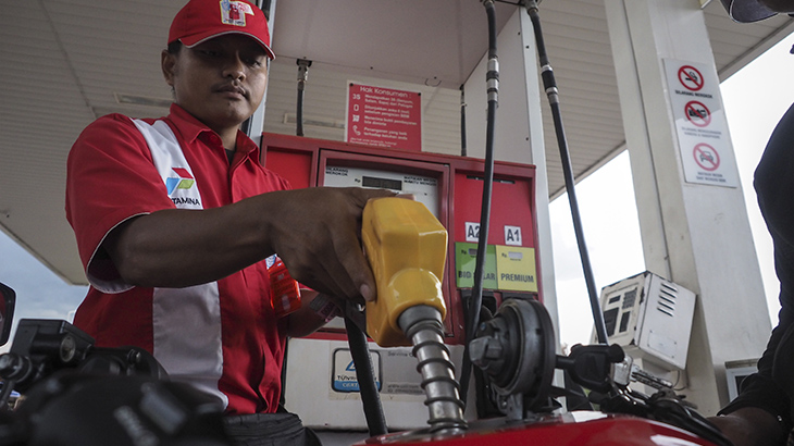 Karyawan stasiun pengisian bahan bakar umum (SPBU) mengisikan bahan bakar (BBM) ke dalam kendaraan pelanggan di Batam, Kepulauan Riau, Kamis (15/6). (ANTARA FOTO/M N Kanwa)