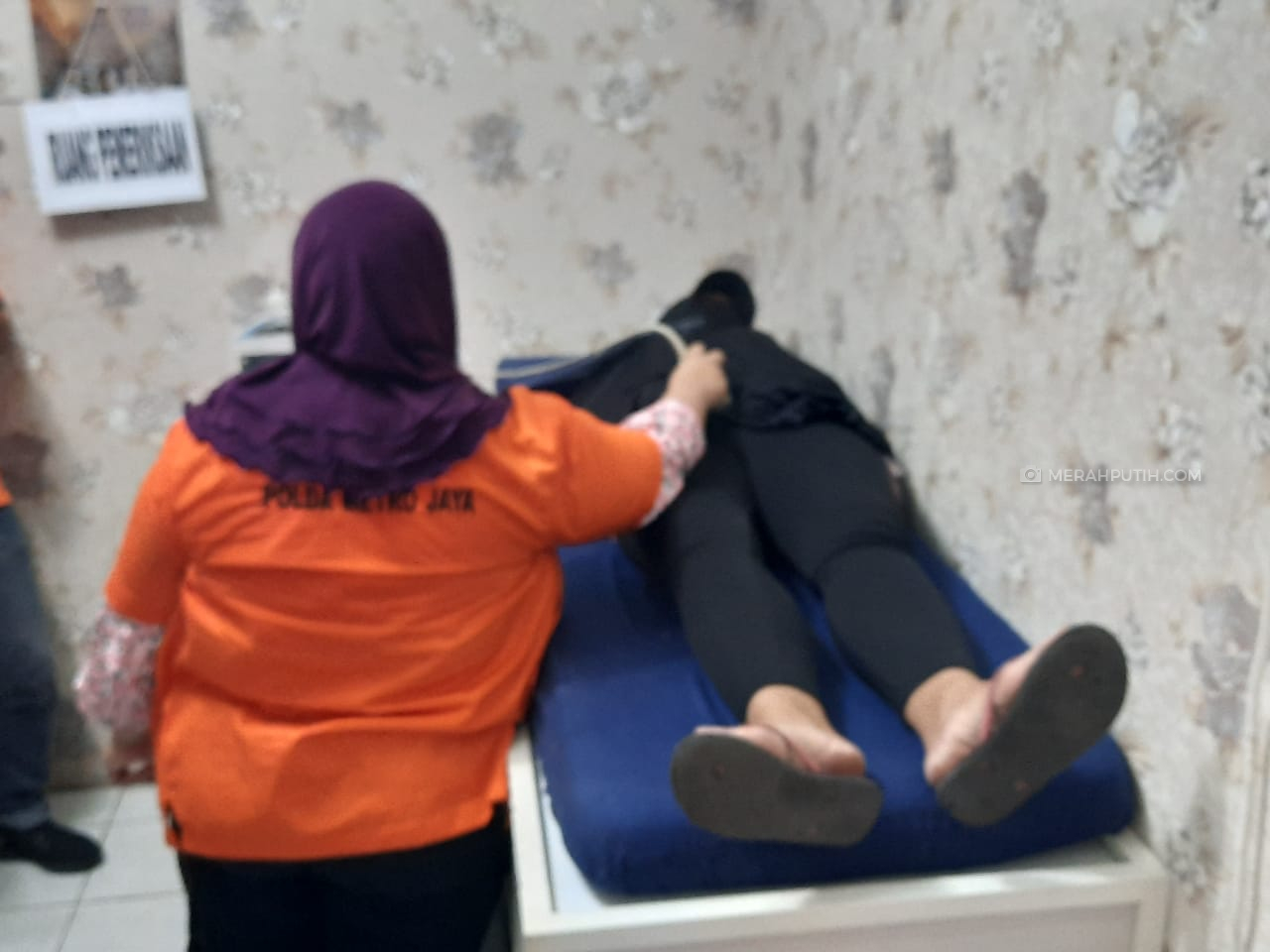 Direktorat Kriminal Umum Polda Metro Jaya melakukan reka ulang adegan aborsi di lokasi praktek klinik aborsi ilegal, Jalan Percetakan Negara III, Rawasari, Jakarta Pusat. Foto: MP/Kanu