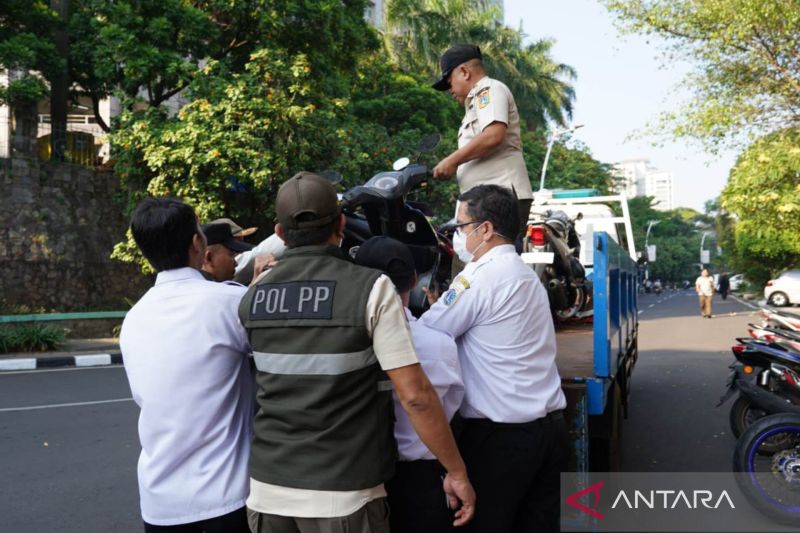 Langgar Aturan Wajib Naik Umum, Motor-Motor ASN Bandel DKI Kena Derek