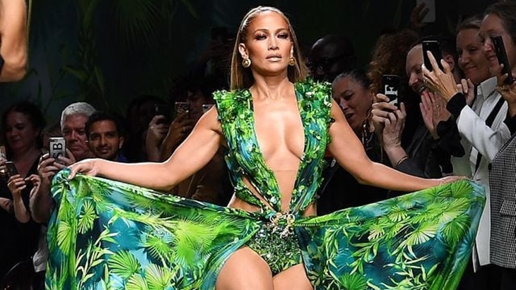 Versace Rilis Jam Tangan Terinspirasi Gaun Ikonik Jennifer Lopez