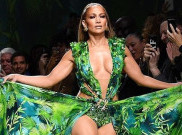 Versace Rilis Jam Tangan Terinspirasi Gaun Ikonik Jennifer Lopez