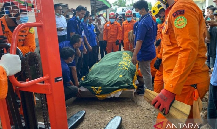 Pasien obesitas asal Tangerang, Moch Fajri Rifana (26) dimakamkan di Tempat Pemakaman Umum (TPU) Menteng Pulo, Tebet, Jakarta Selatan, Kamis (22/6/2023). ANTARA/Luthfia Miranda Putri
