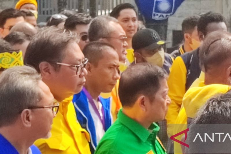 Ketua Umum Partai Golkar Airlangga Hartarto bersama Ketua Umum PAN Zulkifli Hasan dan Ketua Umum PPP Suharso Monoarfa yang tergabung dalam partai Koalisi Indonesia Bersatu (KIB) saat berjalan kaki untuk daftar bareng sebagai peserta Pemilu 2024 ke Kantor KPU, Jakarta, Rabu (10/8/2022). ANTARA/Syaiful Hakim.
