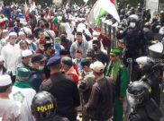 Sambil Dorong-dorongan dengan Polisi, Massa 1812 Lantunkan Selawat