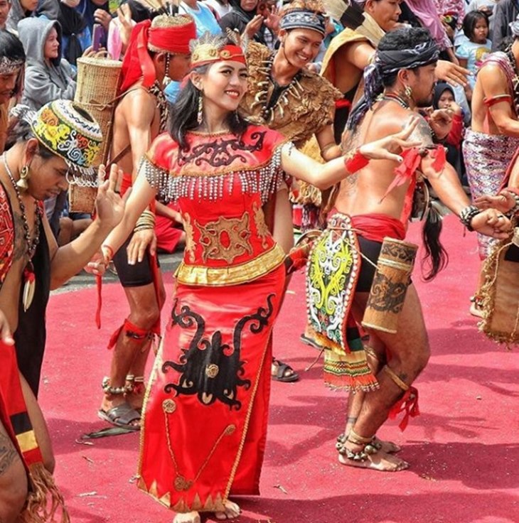 Eksotisme Pakaian Adat Kalimantan Barat - MerahPutih