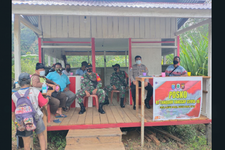 Tim gabungan di Posko RT Tangguh Tanggap COVID-19 memperketat pengawasan dan memberikan edukasi terhadap pelintas di Simpang Tiga Sepan Desa Lanjak Deras Kecamatan Batang Lupar daerah perbatasan Indonesia-Malaysia wilayah Kapuas Hulu Kalimantan Barat. ANTARA/HO-Satgas COVID-19 Desa Lanjak Deras