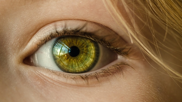 Menggosok mata bisa menyebabkan kerusakan kornea. (Foto: Pixabay/Skitterphoto)