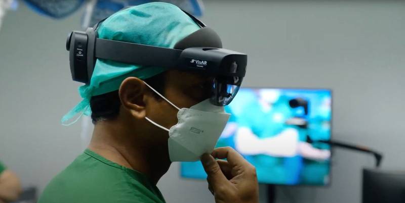 RS EMC Tangerang Kini Punya Layanan Operasi Tulang Belakang Berbasis AR