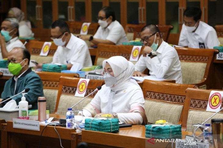 Menaker Ida Fauziyah dalam Rapat Kerja dengan Komisi IX DPR di Jakarta, Senin (18/1/2021) (ANTARA/HO-Kementerian Ketenagakerjaan)