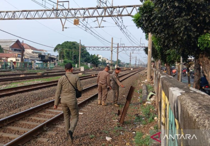 Viral Video Sejoli Nekat Mesum di Pinggir Rel Jatinegara, Satpol PP Tutup Akses Masuk Liar