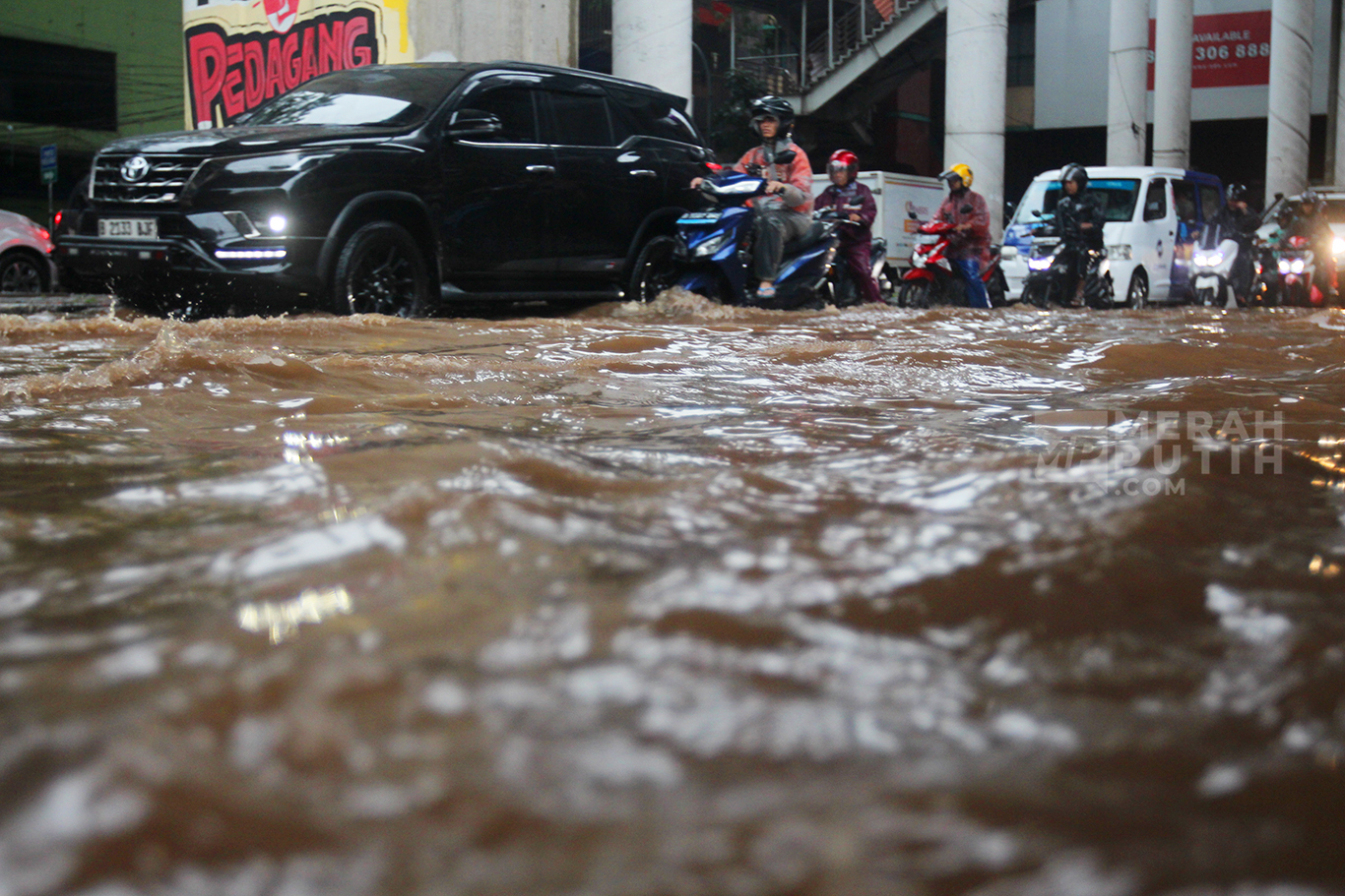 Hujan Deras Akibatkan Banjir di Cipulir Jakarta Selatan