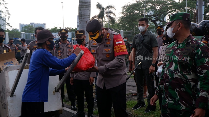 Penuhi Ramadan dengan Kebaikan, Polisi Berbuka Bersama Pemulung dan Tunawisma