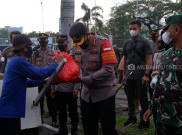 Penuhi Ramadan dengan Kebaikan, Polisi Berbuka Bersama Pemulung dan Tunawisma