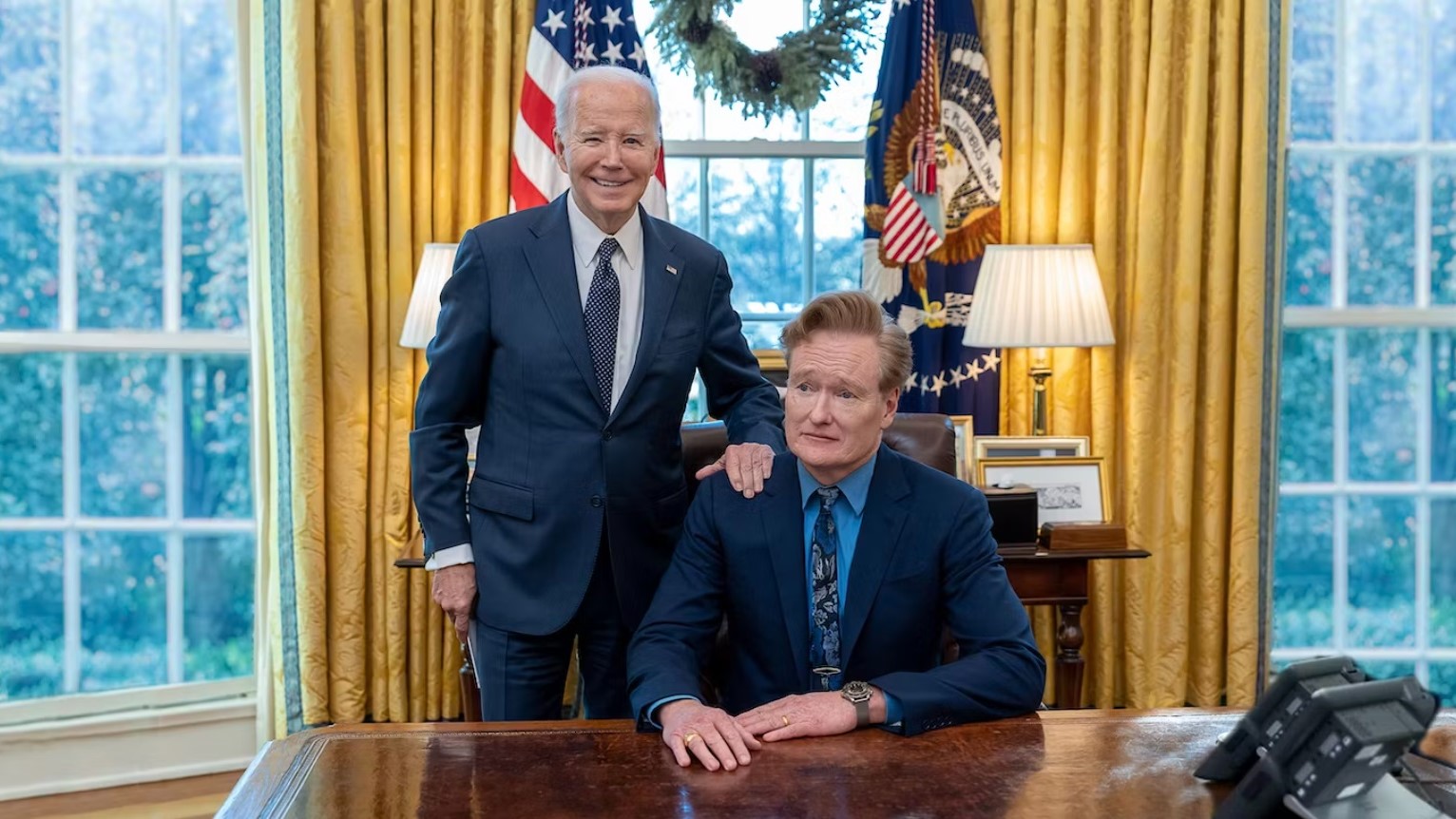 Conan O'Brien Kenakan Omega Seamaster 'No Time To Die' saat Podcast Bareng Joe Biden 