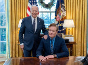 Conan O'Brien Kenakan Omega Seamaster 'No Time To Die' saat Podcast Bareng Joe Biden 