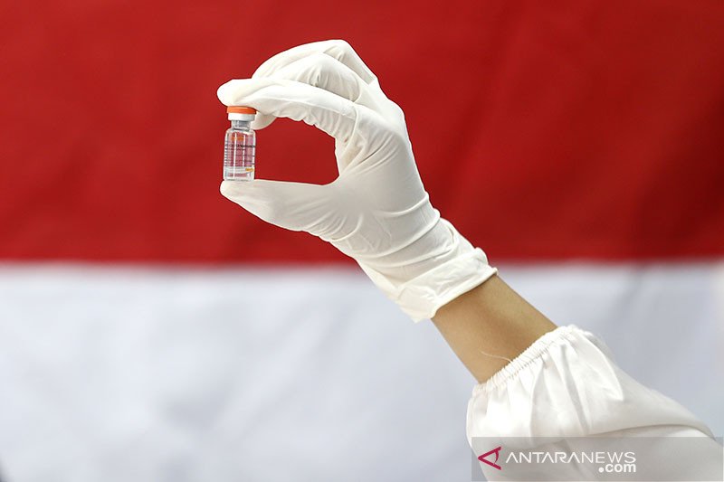 Petugas medis mempersiapkan vaksin COVID-19 produk Sinovac untuk diberikan kepada tenaga kesehatan Puskesmas Ulee Kareng di Banda Aceh, Aceh, Rabu (20/1/2021). FOTO ANTARA/Irwansyah Putra/foc.