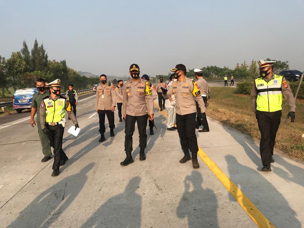 Kapolda Jabar Irjen Pol Rudy Sufahriadi didampingi Kapolresta Cirebon Kombes Pol M Syahduddi melihat lokasi laka lantas di Tol Cipali. Foto : Mauritz