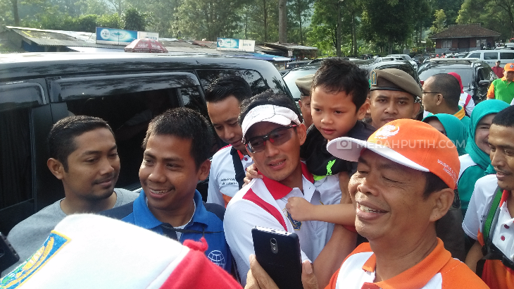 Sandi Diserbu Warga Minta Selfie saat Tea Walk