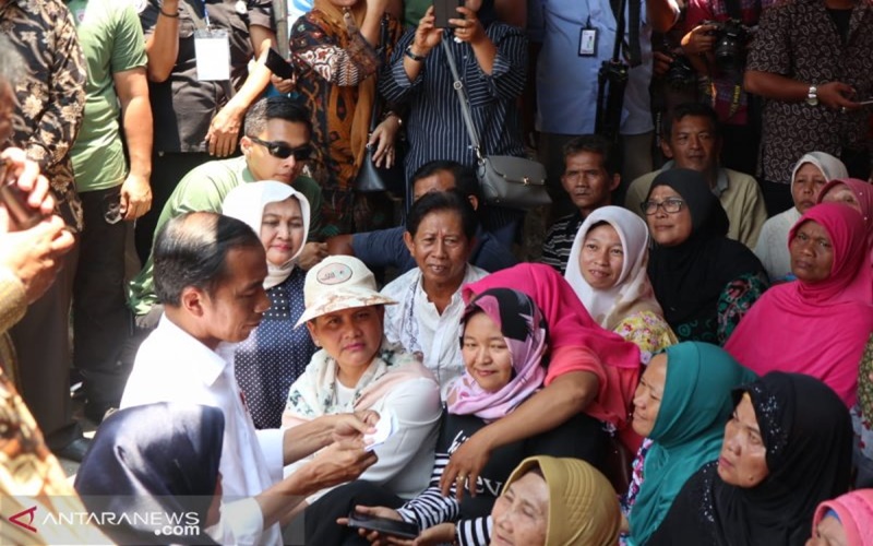  Tak Kuat Berdesakan, Sejumlah Ibu-ibu Pingsan di Kampanye Akbar Jokowi-Ma'ruf 