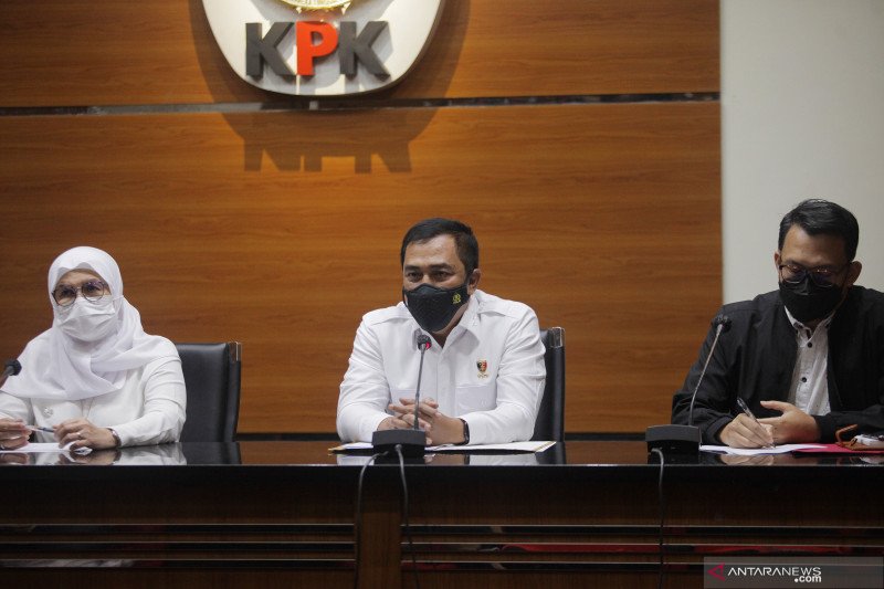 Wakil Ketua KPK Lili Pintauli Siregar (kiri) bersama Kepala Badan Reserse Kriminal (Kabareskrim) Komjen Pol Agus Andrianto (tengah) dan Juru Bicara KPK Ali Fikri (kanan) menyampaikan keterangan kepada wartawan terkait Operasi Tangkap Tangan (OTT) oleh Tim Gabungan KPK dan Bareksrim Mabes Polri di Gedung KPK Merah Putih, Jakarta, Senin (10/5/2021). Pada OTT tersebut Tim Penyidik KPK dan Polri mengamankan Bupati Kabupaten Nganjuk, Jawa Timur (Jatim) Novi Rahman Hidayat dan empat orang camat Wilayah Kabupaten Nganjuk serta barang bukti uang sekitar Rp647 juta dan sejumlah barang yang diduga suap jual beli jabatan di lingkungan Pemkab Nganjuk. ANTARA FOTO/ Reno Esnir/hp.