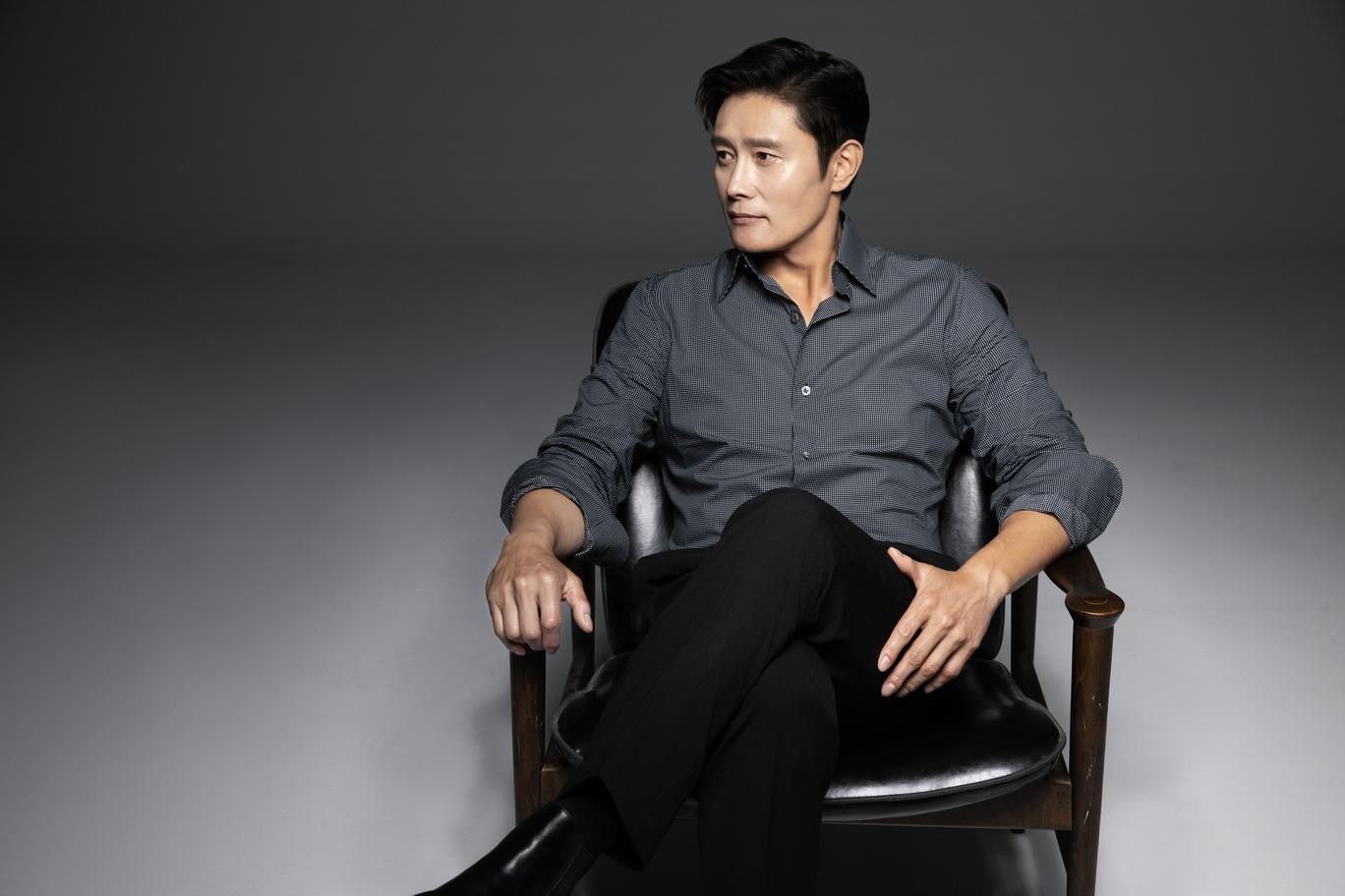  Lee Byung-hun Terima Tribute Award di TIFF, Pengakuan atas Kontribusinya untuk Perfilman Global