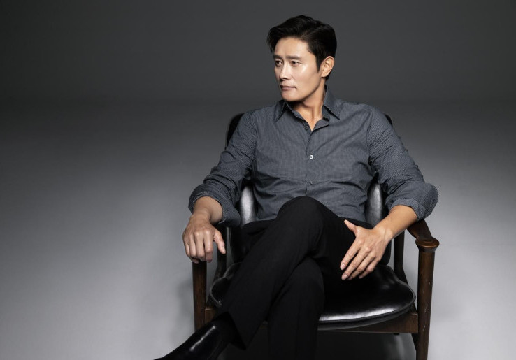  Lee Byung-hun Terima Tribute Award di TIFF, Pengakuan atas Kontribusinya untuk Perfilman Global