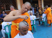 Menilik Ritual Potong Rambut Pabajja Samanera di Perguruan Buddhi
