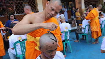 Menilik Ritual Potong Rambut Pabajja Samanera di Perguruan Buddhi