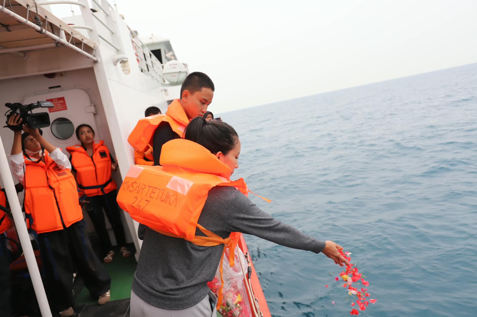 Tabur Bunga untuk Jurnalis dan Awak Kapal yang Hilang Kontak di Selat Sunda