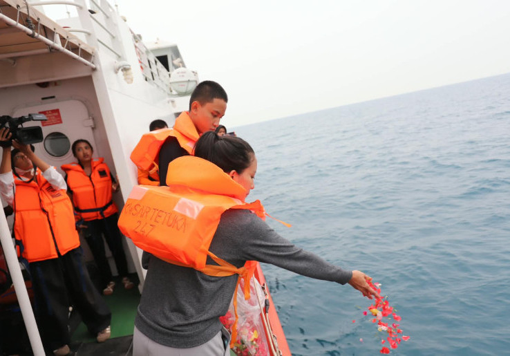Tabur Bunga untuk Jurnalis dan Awak Kapal yang Hilang Kontak di Selat Sunda