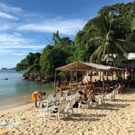 Sepi Pengunjung Pasca Lockdown, Pantai Filipina Diserbu Ribuan Ubur-Ubur Merah
