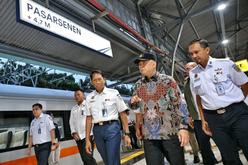 Menhub Cek Arus Mudik di Stasiun Pasat Senen, Senang Fasilitas Terpantau Memadai
